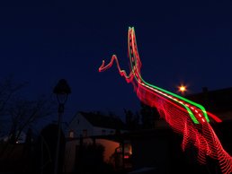 Nachbarschaftshäuser mit roten Schlaufen bei Nacht