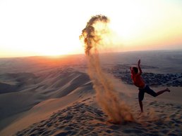 SpaceNet Award Wüstenbild mit Frau, die Sand in die Luft wirft