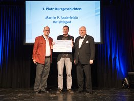 SpaceNet Award Gründer Sebastian von Bomhard mit Tim Cole bei der Scheckübergabe an Martin Anderfeldt