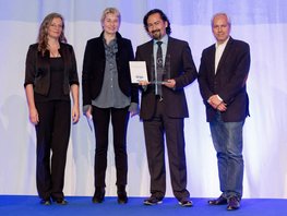 SpaceNet Award Jury Gabriele Lechner, Simone Nickl und  Georg Puluj mit Gewinner Alejandro Pérez Ponce