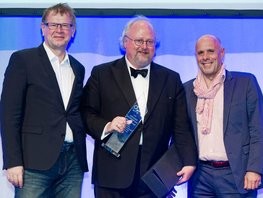 Sebastian von Bomhard erhält von Arnold Nipper und Harald Summa die Auszeichnung „Säule des Internets“