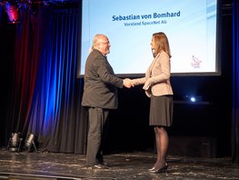 SpaceNet Award Gründer Sebastian von Bomhard mit Moderatorin Regina Meier
