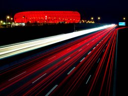 Autobahn bei der Allianz Arena bei Nacht