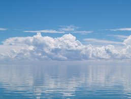 SPaceNet Award tiefstehende Wolken über einem See