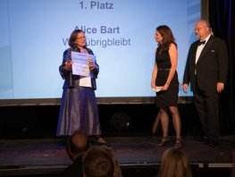 SpaceNet Award Moderatorin Katja Holzer, mit Gründer Sebastian von Bomhard und Kurzgeschichten Gewinnerin Alice Bart