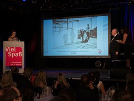 SpaceNet Award Bühne mit Gewinnerbild Roman Henze