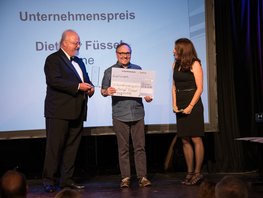 SpaceNet Award Gewinner Dietmar Füssel bei der Scheckübergabe durch Gründer Sebastian von Bomhard und Moderatorin Katja Holzer