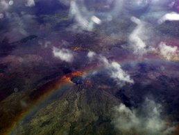 SpaceNet Award Vogelperspektive Vulkan mit Regenbogen