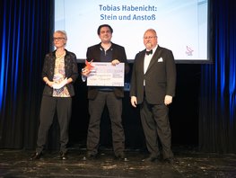 SpaceNet Award Jurymitglied Frederika Gers mit Gründer Sebastian von Bomhard und drittplatzierten Tobias Habenicht